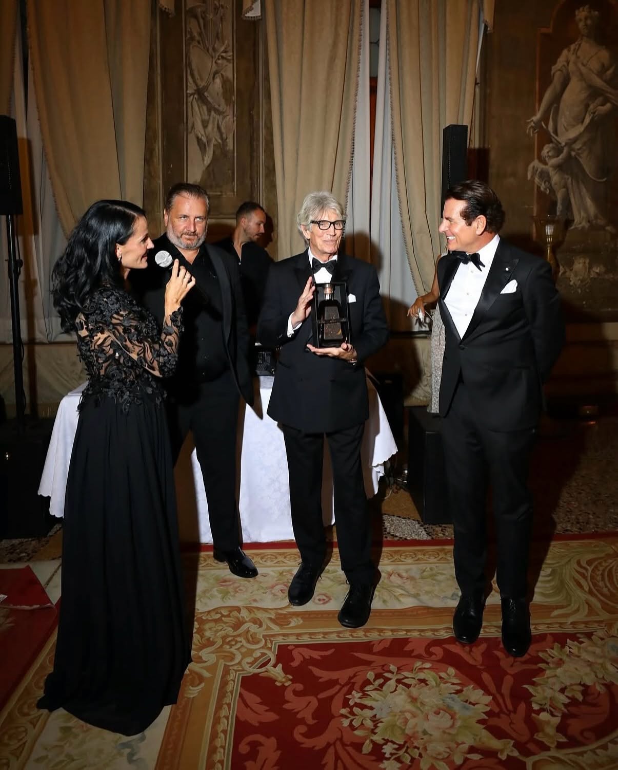 Silviu Zetea presenting Ultima Rezervă Dacia Apold to Eric Roberts at the I Success Gala in Venice